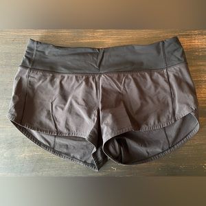 Lululemon, Speed-up low rises lined shorts 2.5”, in black size 6